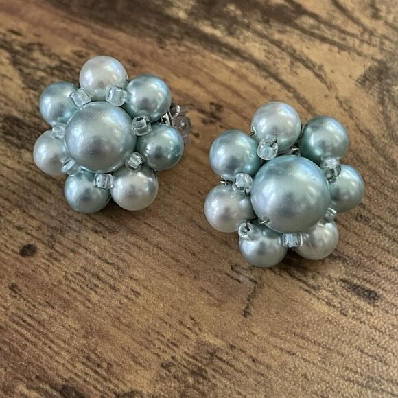Vintage 1950s Icy Blue Faux Pearl Beaded Cluster Clip Earrings Mid Century Japan - Picture 3 of 12